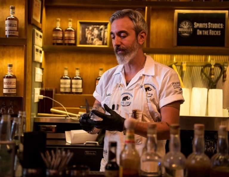 Από μπάρμαν έγινε εκατομμυριούχους πουλώντας παγάκια