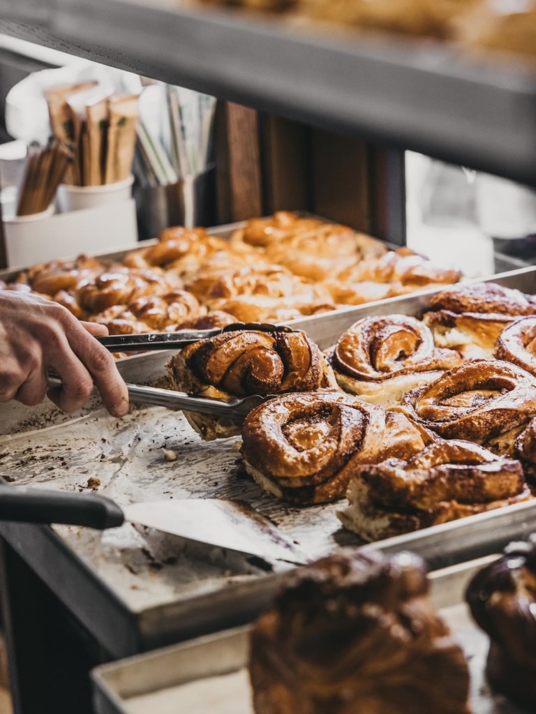 Ουρές και business στην Αθήνα για τα νοστιμότερα Cinnamon rolls – Aυτά είναι τα 5 τοπ