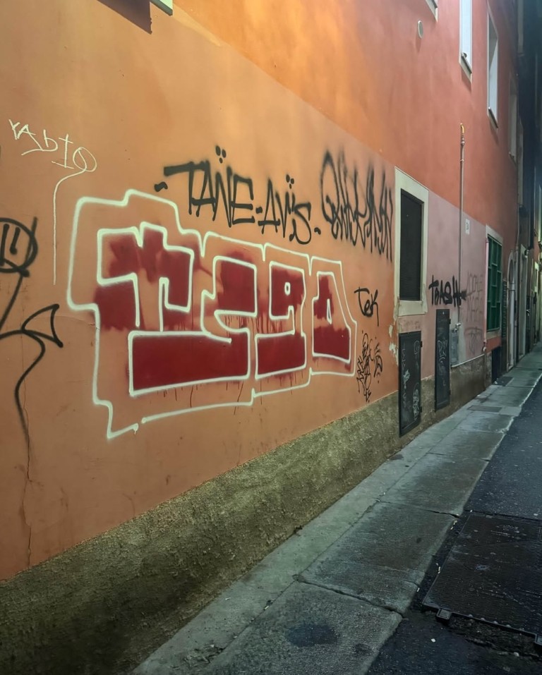 Ghost Pitùr: Ποιος είναι ο «φαντομάς» που τη νύχτα σβήνει τα γκράφιτι από τους τοίχους