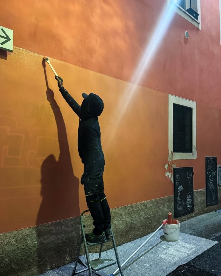 Ghost Pitùr: Ποιος είναι ο «φαντομάς» που τη νύχτα σβήνει τα γκράφιτι από τους τοίχους