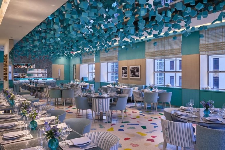 Η εμπειρία στα καφέ και τα εστιατόρια των λαμπερών οίκων μόδας