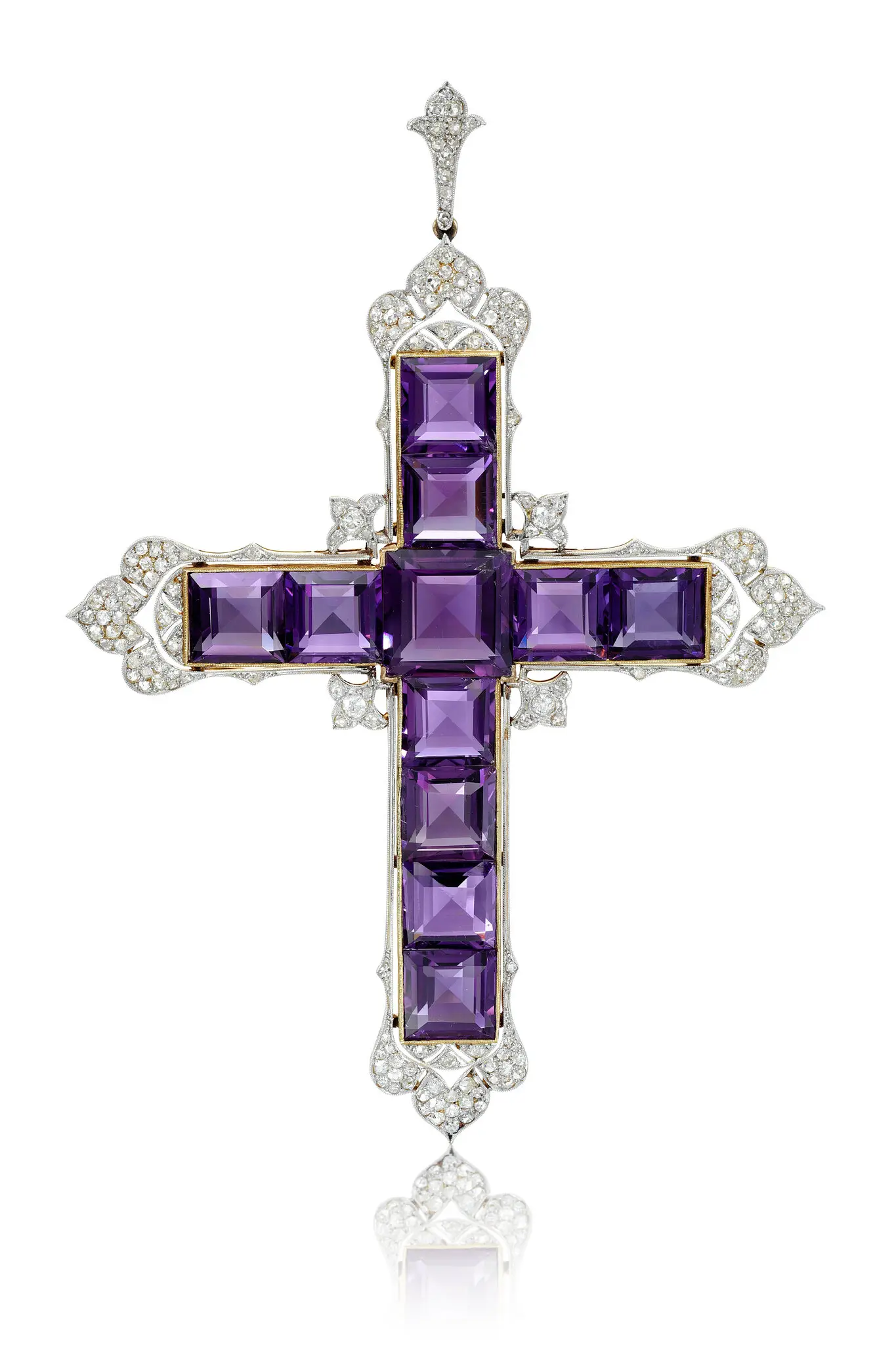 Ιερά κοσμήματα: Σταυροί και φυλαχτά επιστρέφουν στη μόδα