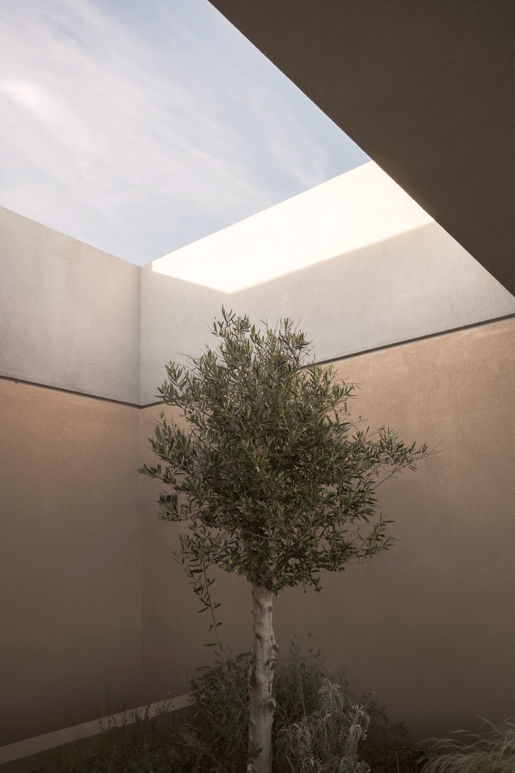 Μια εντυπωσιακή κρυμμένη κατοικία στο Μεγανήσι με μαγική θέα στο Ιόνιο