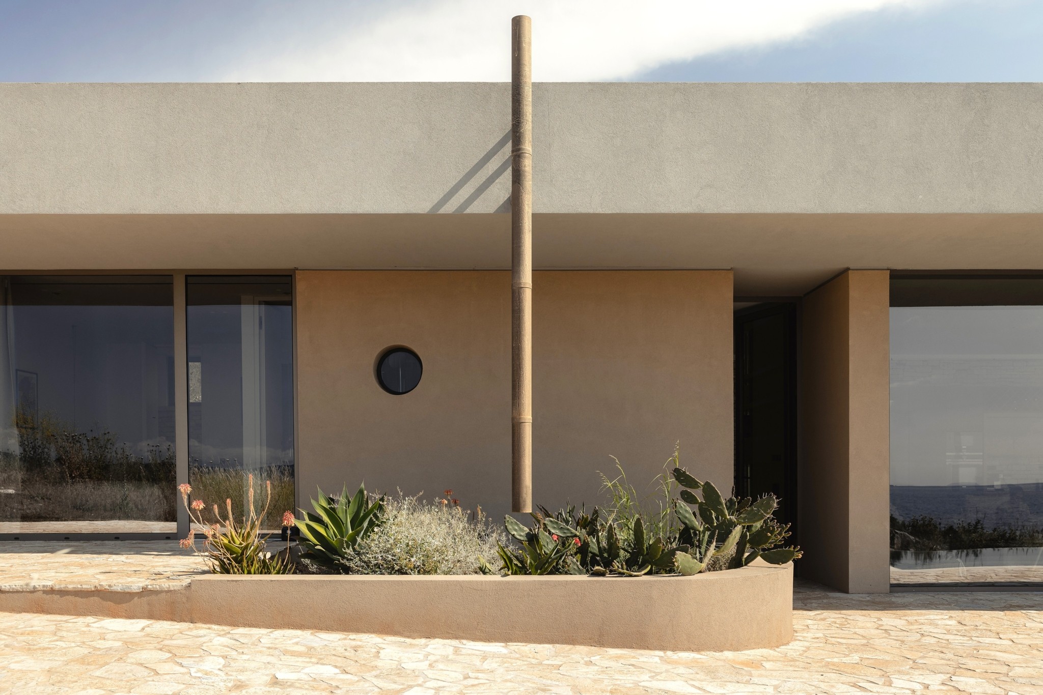 Μια εντυπωσιακή κρυμμένη κατοικία στο Μεγανήσι με μαγική θέα στο Ιόνιο