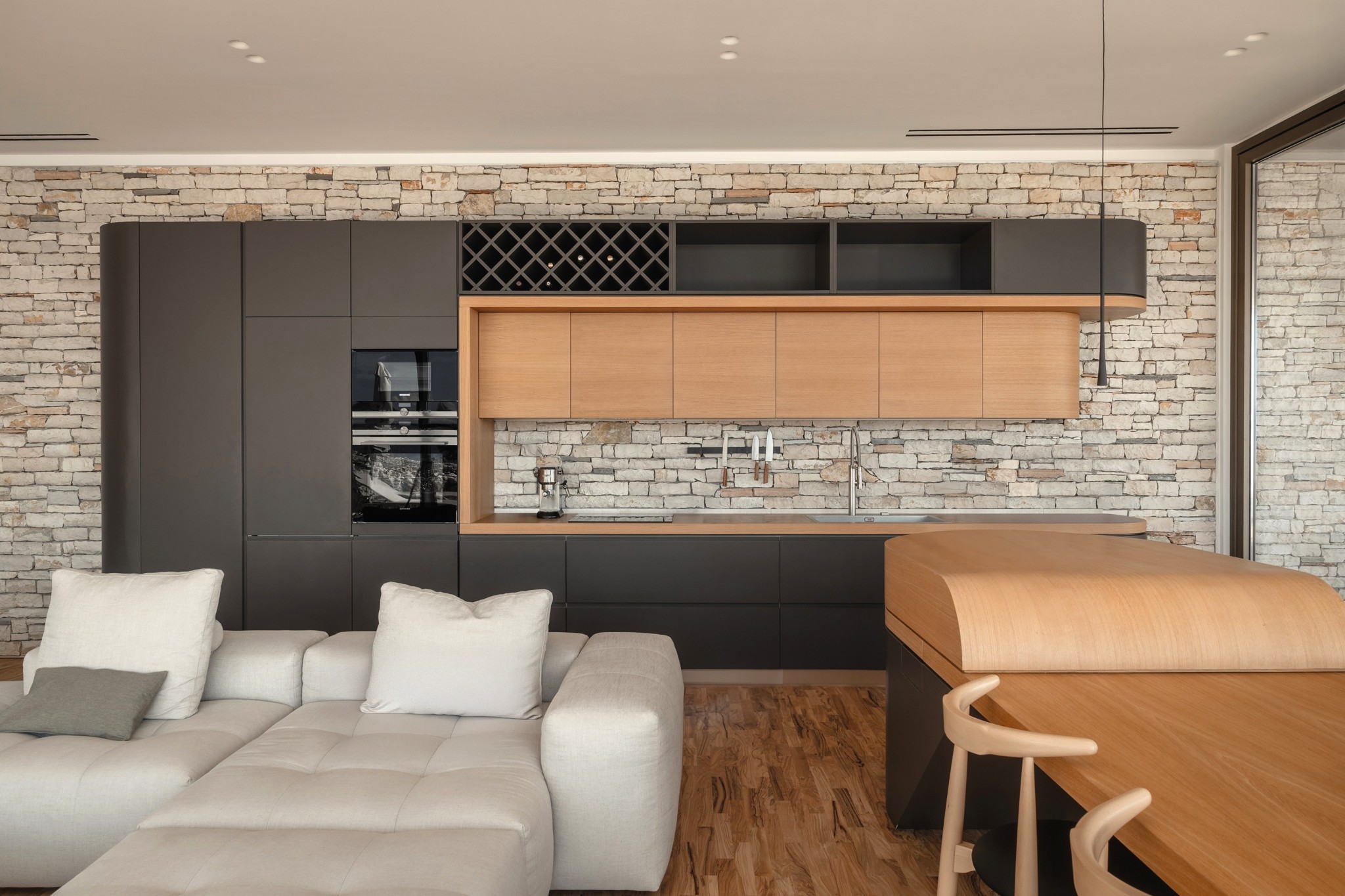 Μια εντυπωσιακή κρυμμένη κατοικία στο Μεγανήσι με μαγική θέα στο Ιόνιο