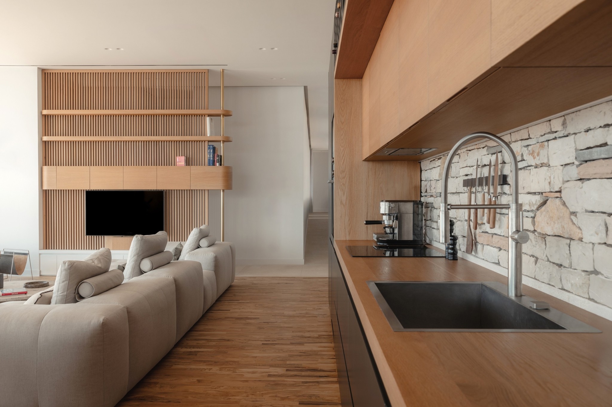 Μια εντυπωσιακή κρυμμένη κατοικία στο Μεγανήσι με μαγική θέα στο Ιόνιο