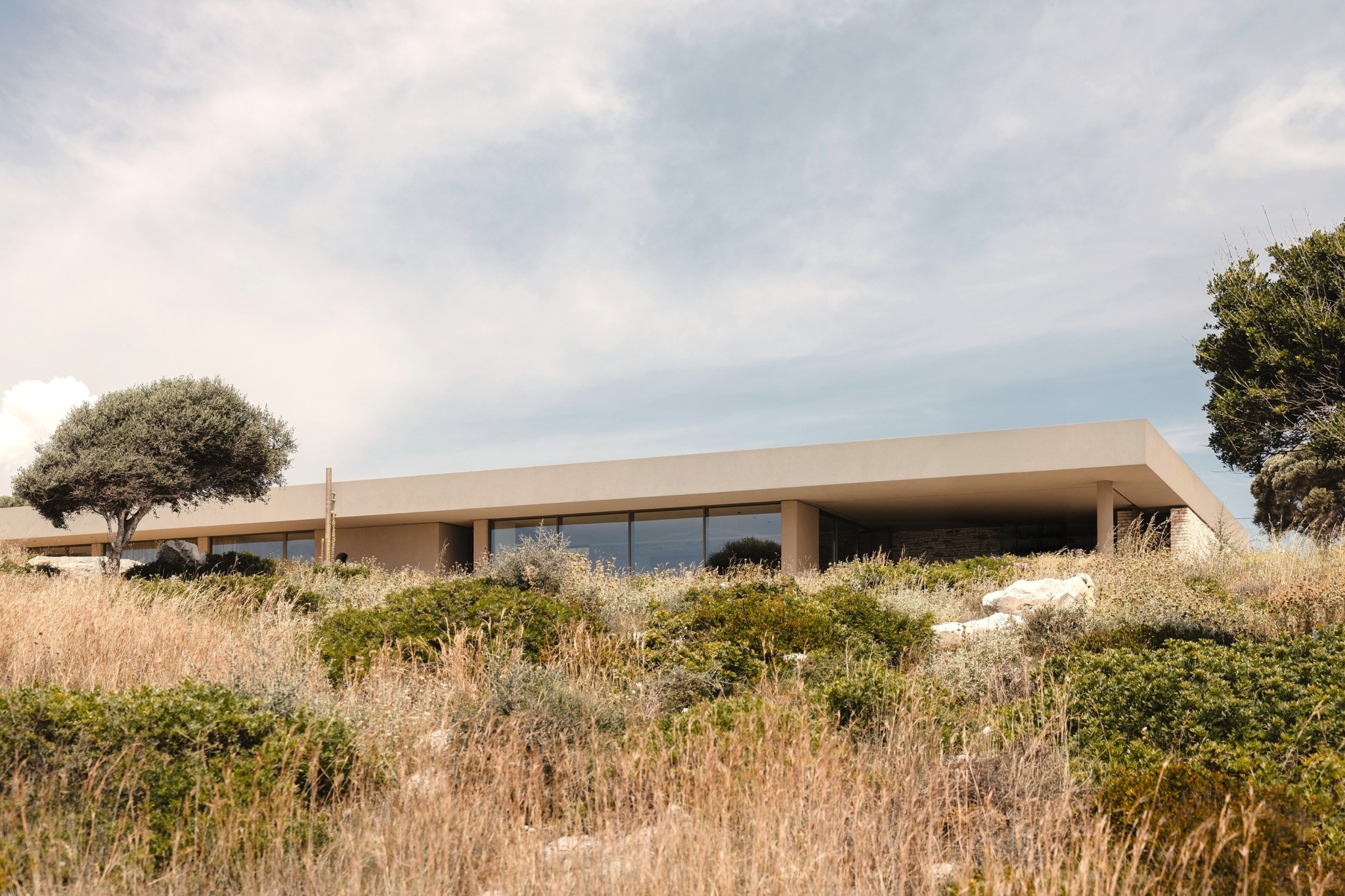 Μια εντυπωσιακή κρυμμένη κατοικία στο Μεγανήσι με μαγική θέα στο Ιόνιο