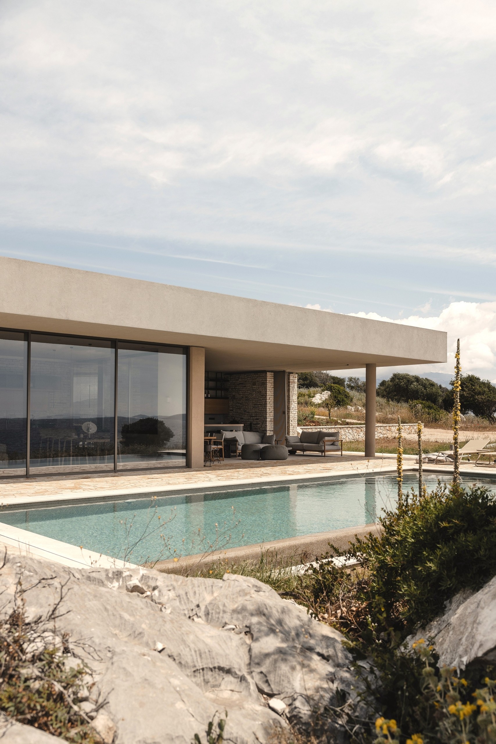 Μια εντυπωσιακή κρυμμένη κατοικία στο Μεγανήσι με μαγική θέα στο Ιόνιο