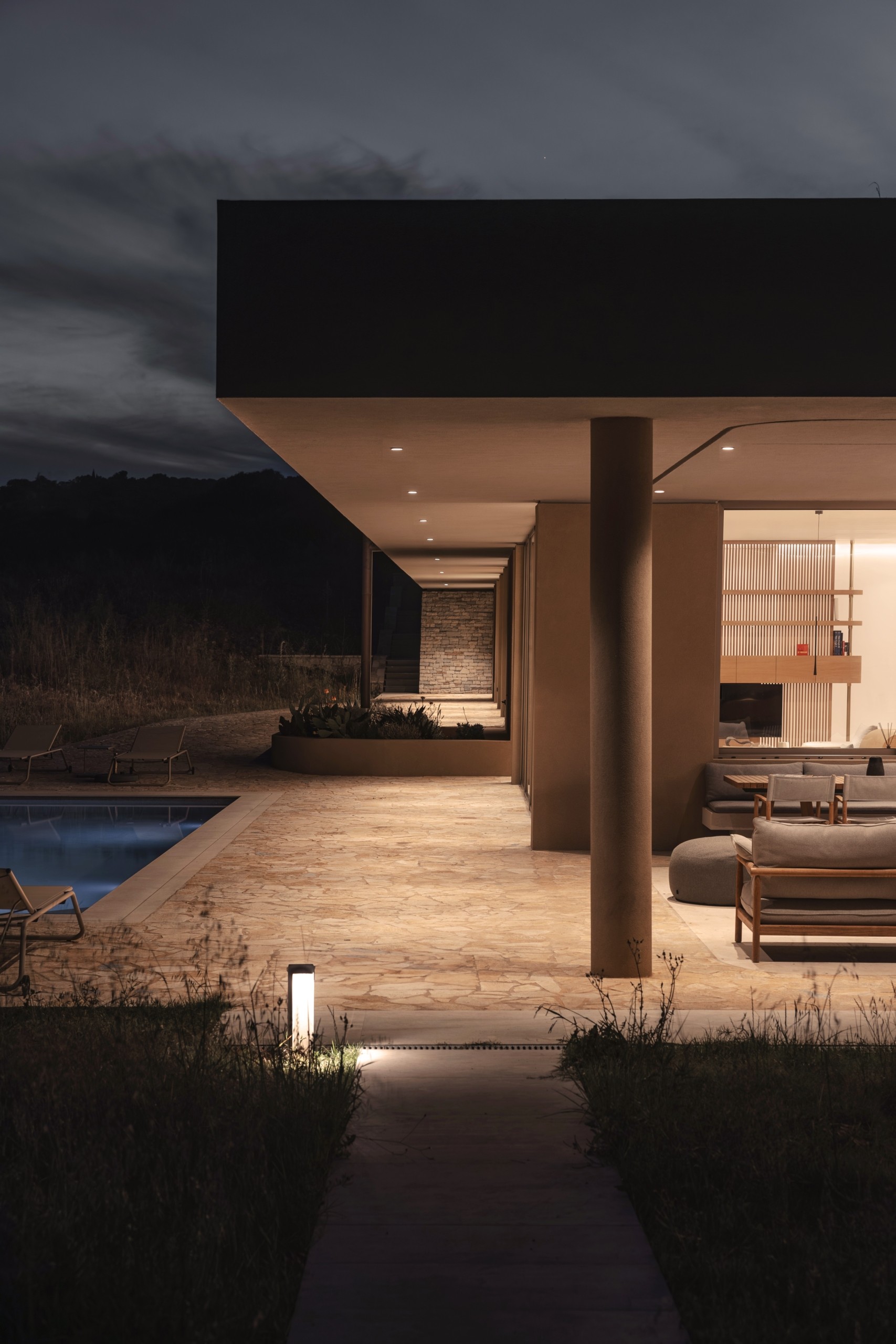 Μια εντυπωσιακή κρυμμένη κατοικία στο Μεγανήσι με μαγική θέα στο Ιόνιο