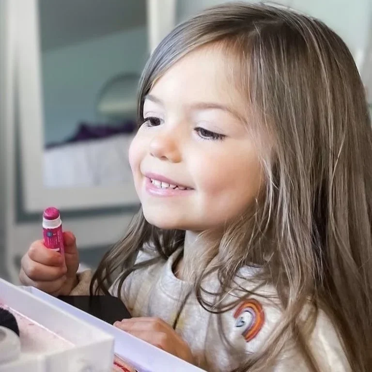 Πελάτες ετών 6: Κέρδη εκατομμυρίων για τα παιδικά καλλυντικά