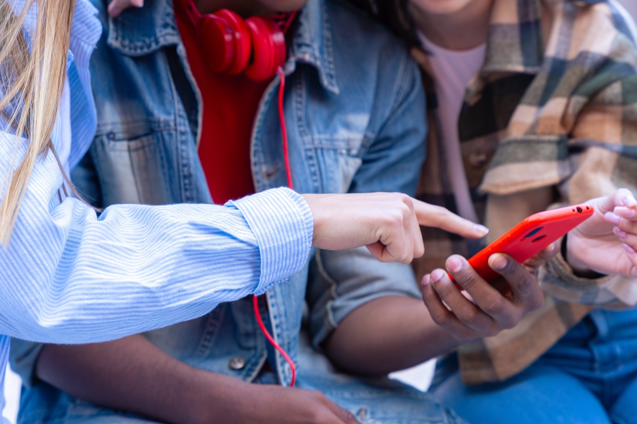 Bρετανία: Πιέσεις εποπτικών αρχών σε Meta, TikTok, Snap, YouTube για αποκλεισμό ανηλίκων από τις πλατφόρμες τους