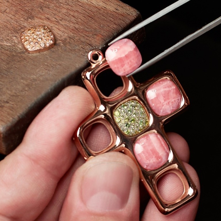 Ιερά κοσμήματα: Σταυροί και φυλαχτά επιστρέφουν στη μόδα