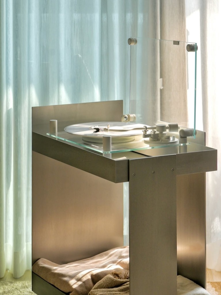 Η τεχνολογία του ήχου: Ηχεία–γλυπτά των 160.000 ευρώ, διάφανα πικάπ και συλλεκτικά radiogram