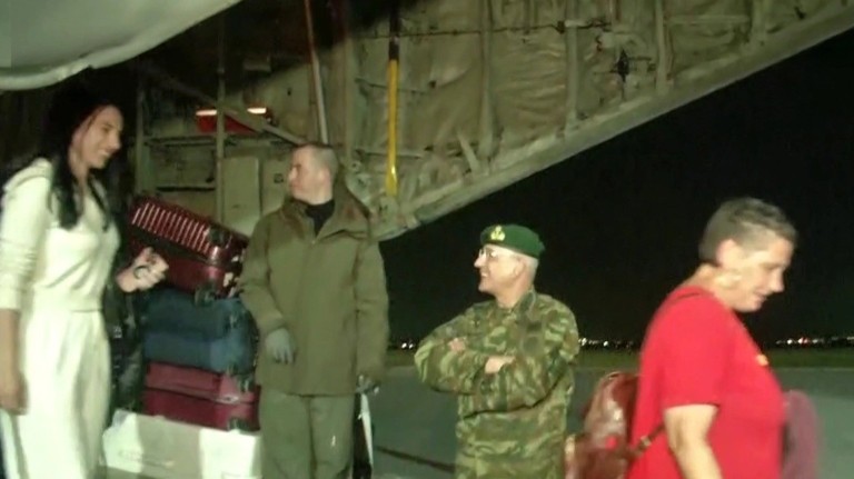 Εφτασε στην Ελευσίνα το C-130 με 91 Ελληνες που επαναπατρίστηκαν από το Αμπου Ντάμπι (vid)