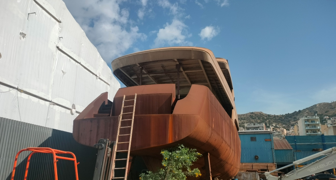 Βρέθηκε νέος ιδιοκτήτης για τη «Χίμαιρα»: Το κουφάρι του σκάφους που προοριζόταν για luxury yacht βγήκε στο σφυρί και άλλαξε χέρια