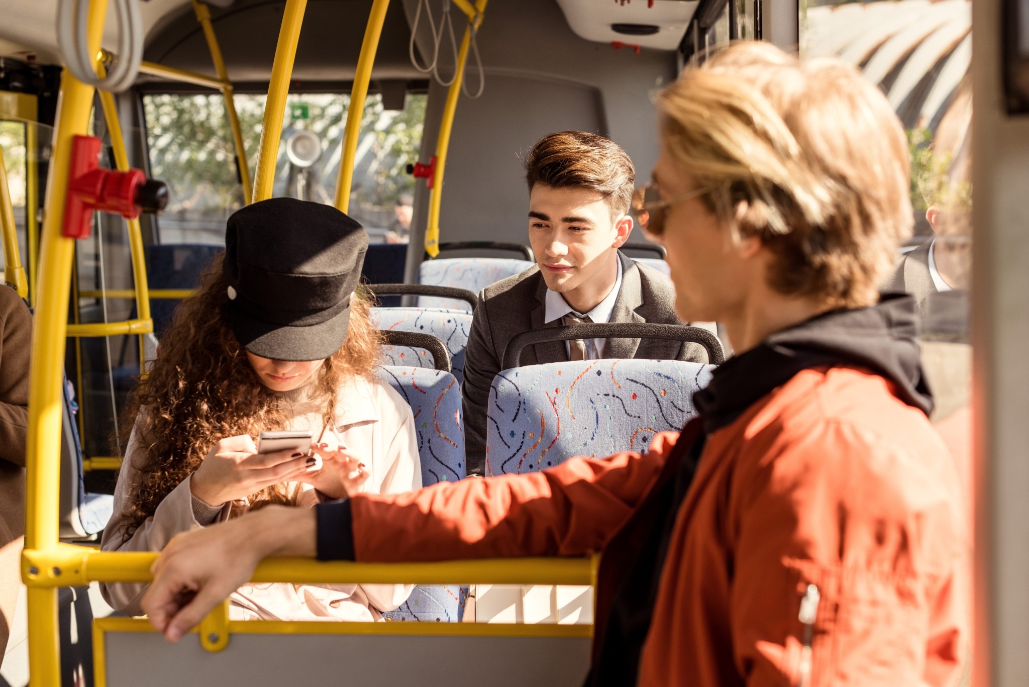 Γιατί κοιτάμε στα κλεφτά το κινητό του διπλανού μας