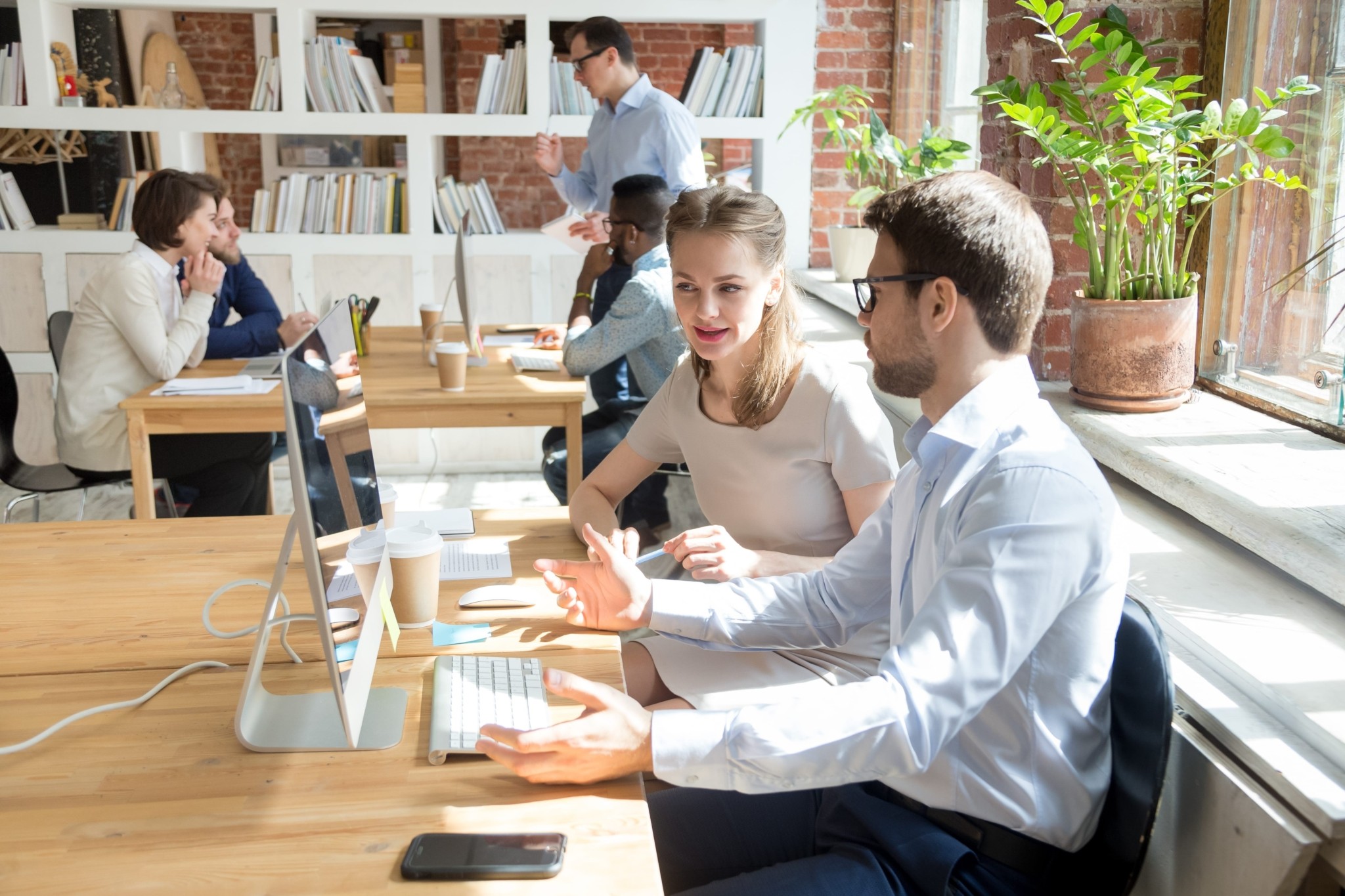 Πες μου δίπλα σε ποιον κάθεσαι στο γραφείο να σου πω πόσο αποδοτικός είσαι