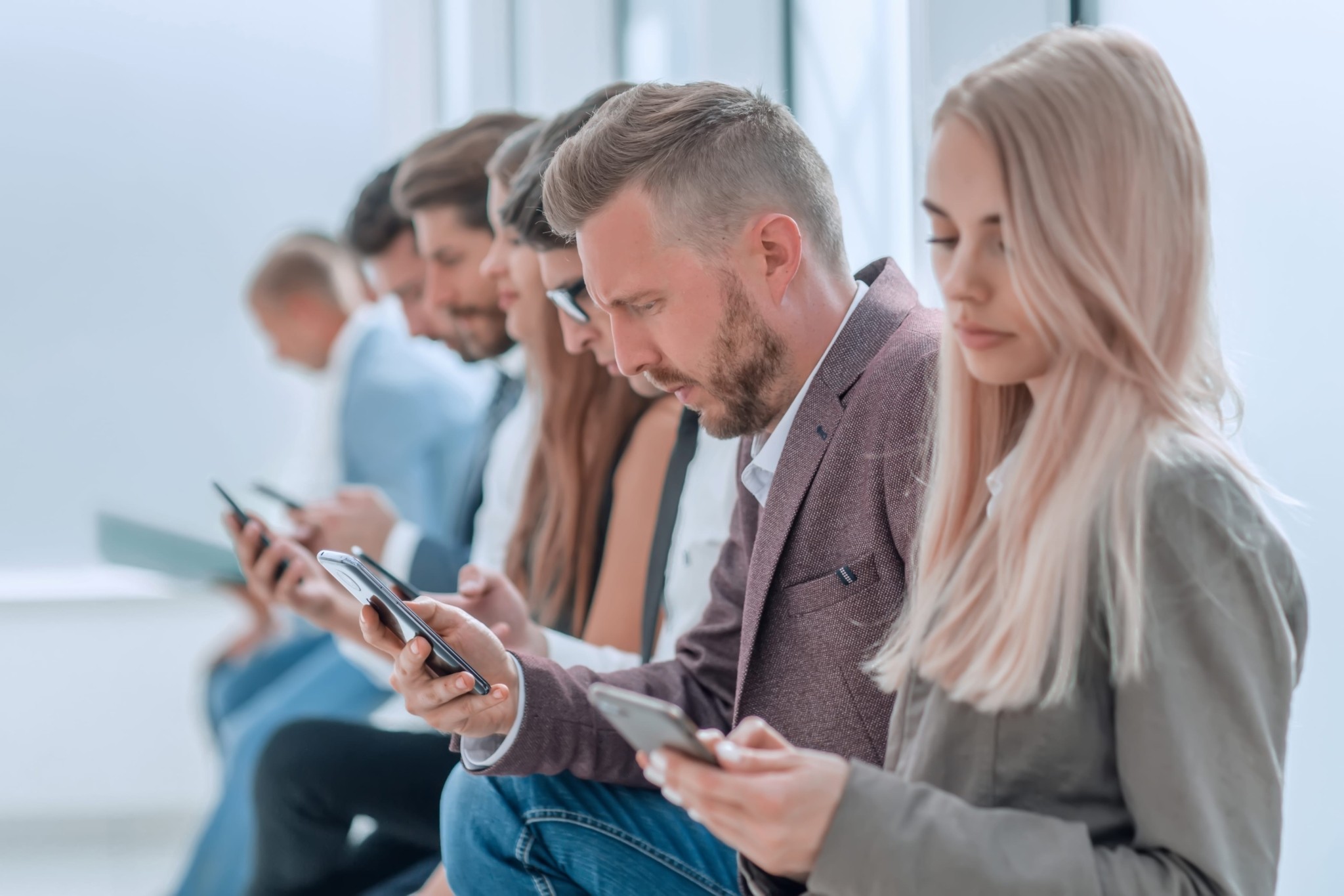 Γιατί κοιτάμε στα κλεφτά το κινητό του διπλανού μας