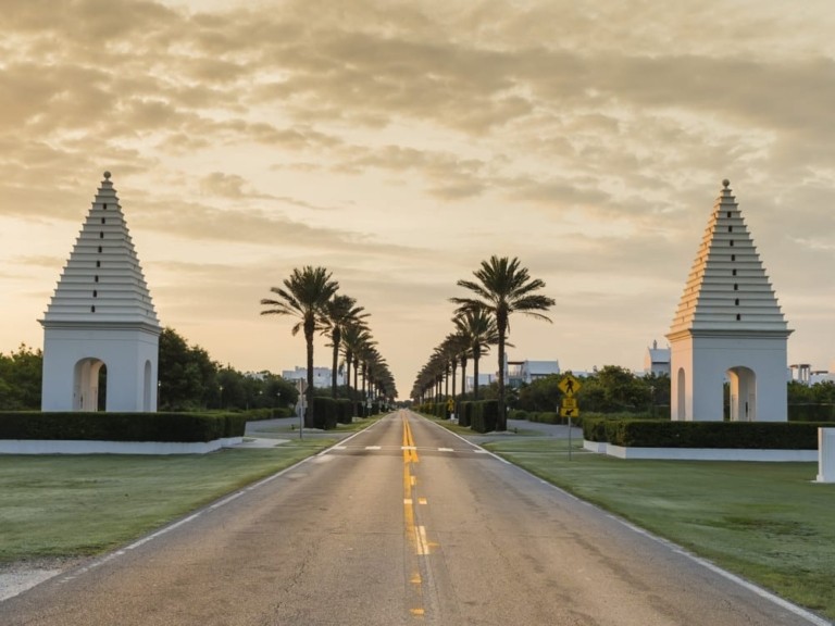 Η παραθαλάσσια πόλη που θυμίζει Σαντορίνη αλλά δεν βρίσκεται στην Ελλάδα