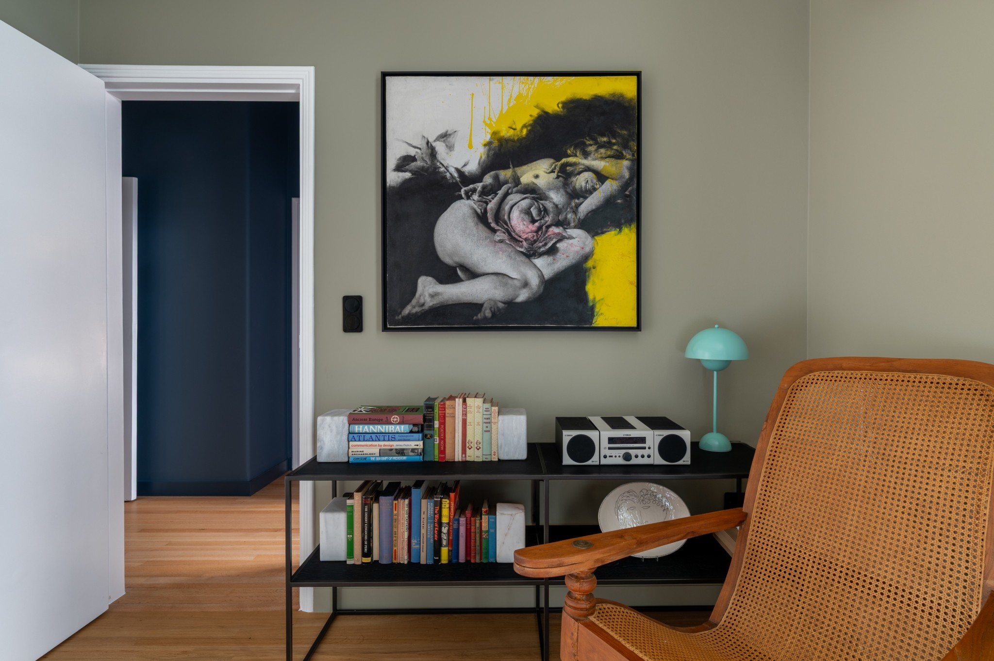 Κολωνάκι: Μια υπέροχη ανακαίνιση ρετιρέ σε πολυκατοικία του μεσοπολέμου