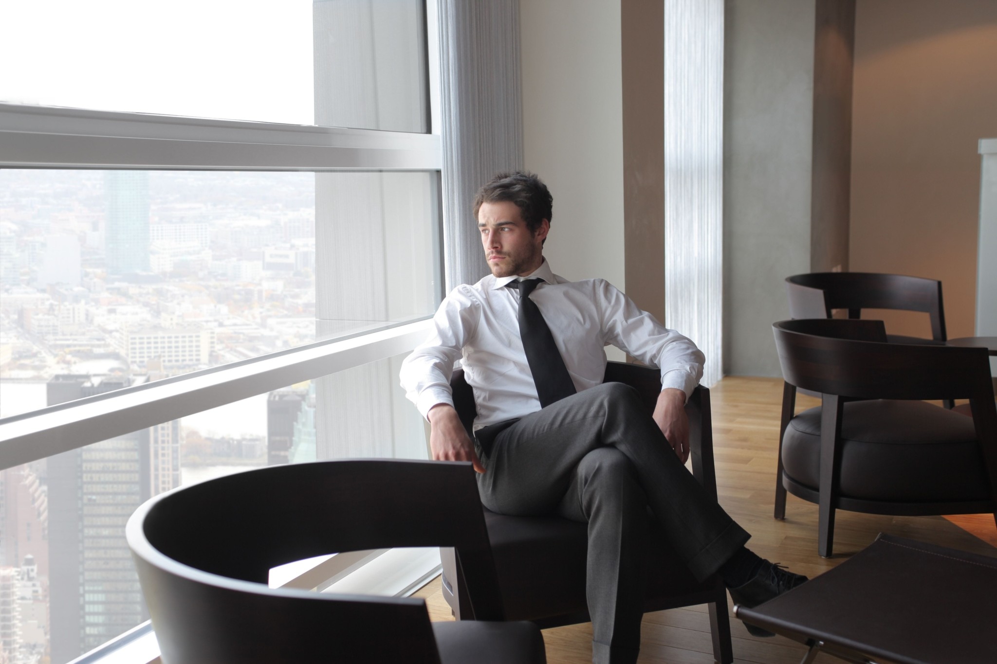 Μια σκληρή καρέκλα, μια αγκαλιά κι ένας κρύος καφές: Ετσι αλλάζουν τη διάθεσή μας