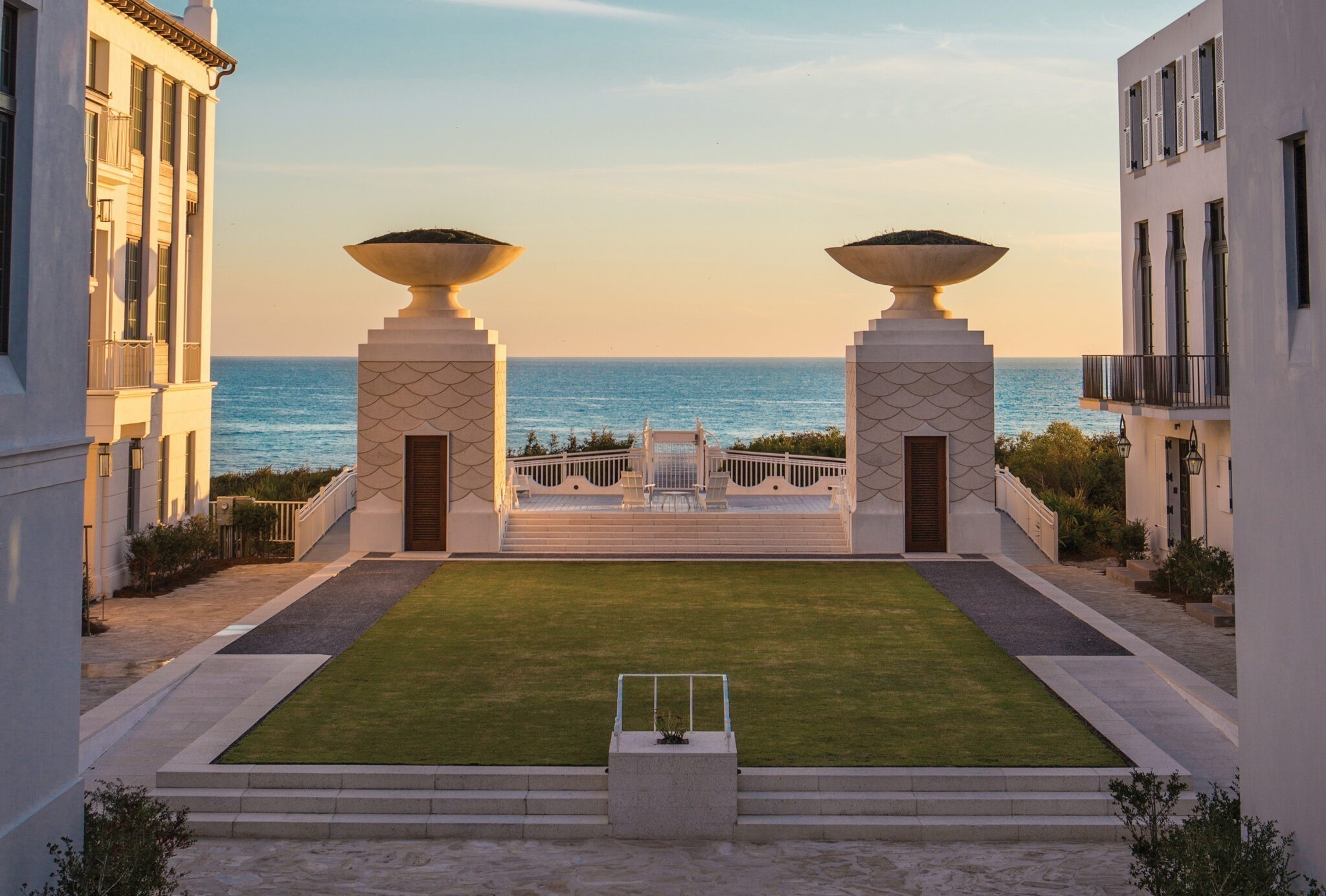 Η παραθαλάσσια πόλη που θυμίζει Σαντορίνη αλλά δεν βρίσκεται στην Ελλάδα