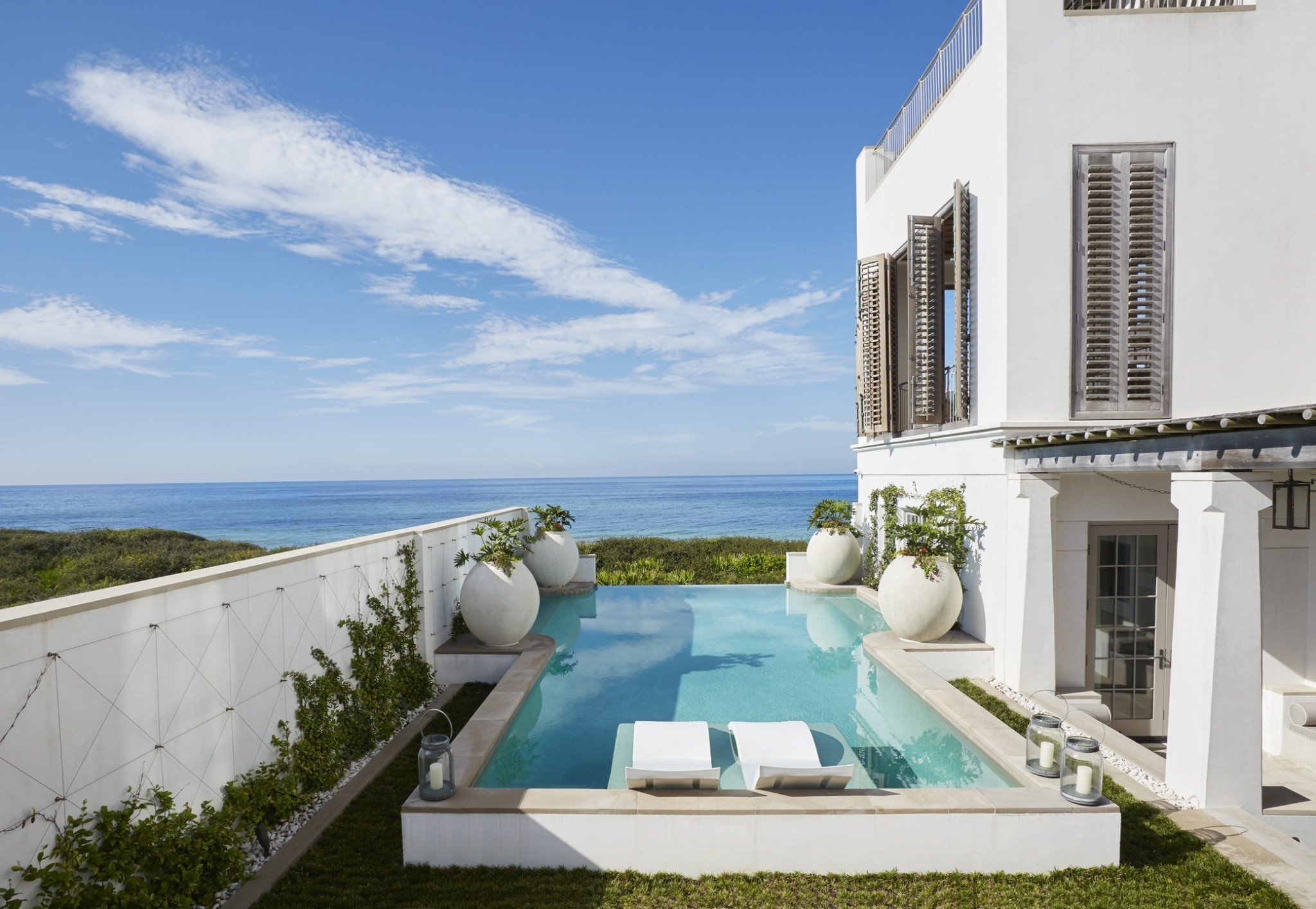 Η παραθαλάσσια πόλη που θυμίζει Σαντορίνη αλλά δεν βρίσκεται στην Ελλάδα