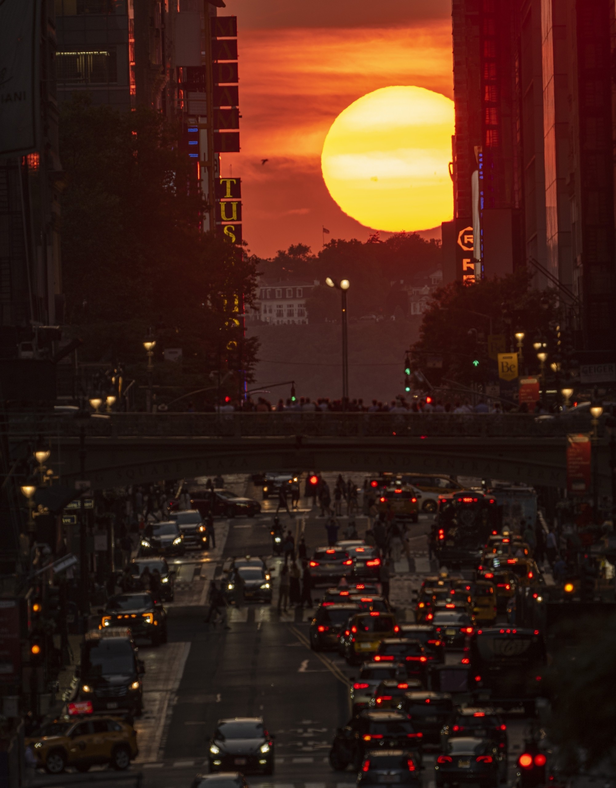 Μοναδική εμπειρία: Δύο φορές τον χρόνο ο ήλιος παίζει με τη Νέα Υόρκη