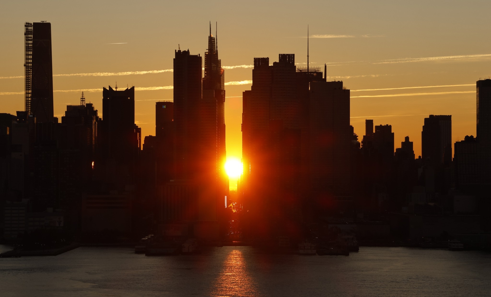 Μοναδική εμπειρία: Δύο φορές τον χρόνο ο ήλιος παίζει με τη Νέα Υόρκη
