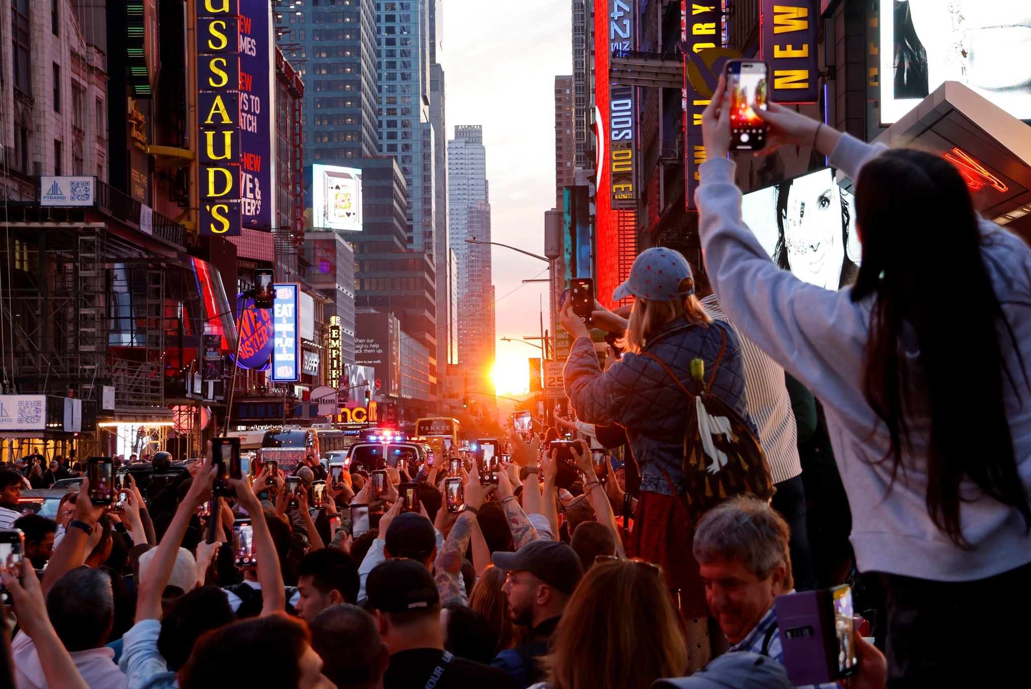Μοναδική εμπειρία: Δύο φορές τον χρόνο ο ήλιος παίζει με τη Νέα Υόρκη