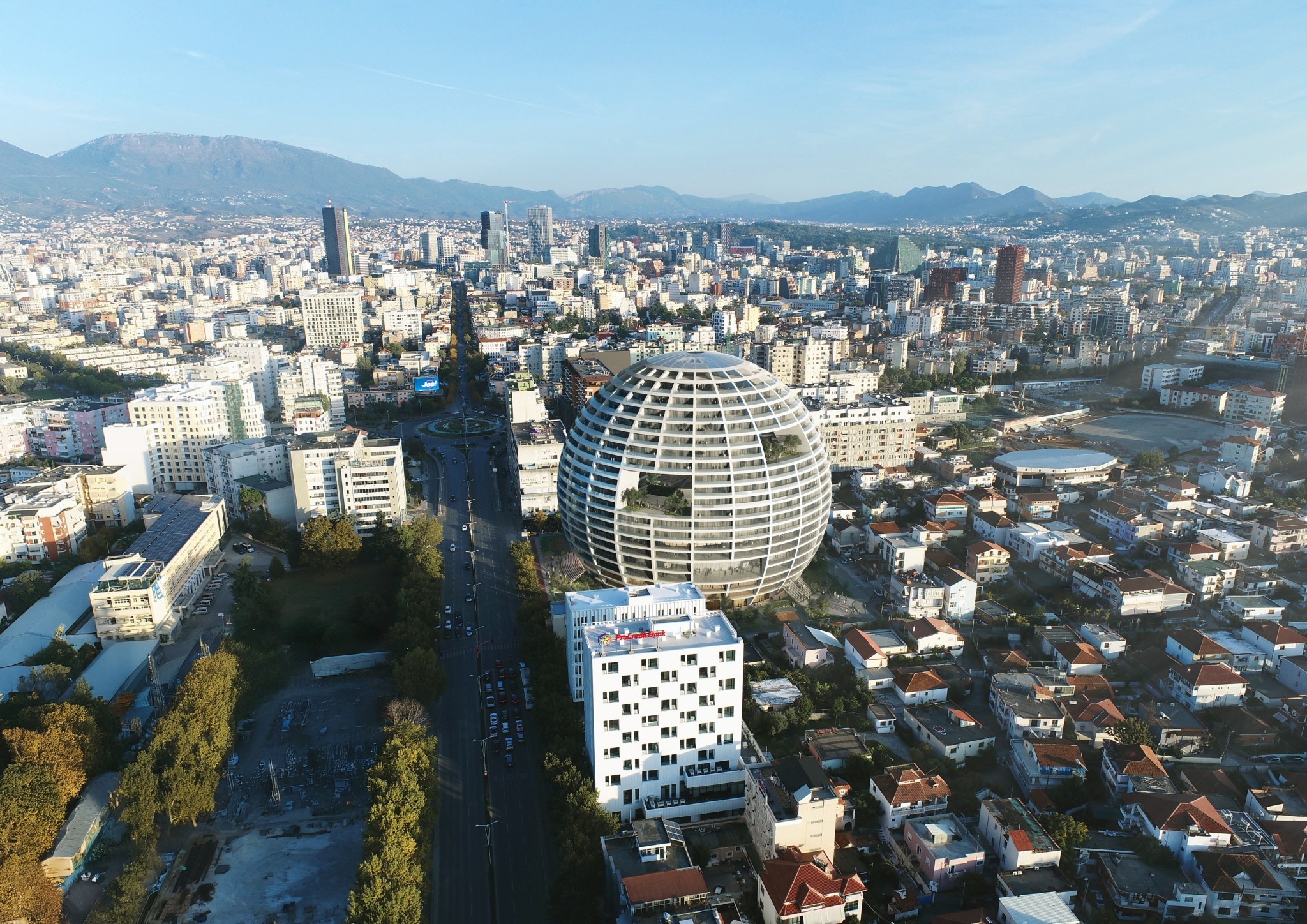 Ο θρυλικός αρχιτέκτονας που δημιουργεί ένα αθλητικό παλάτι στα Τίρανα