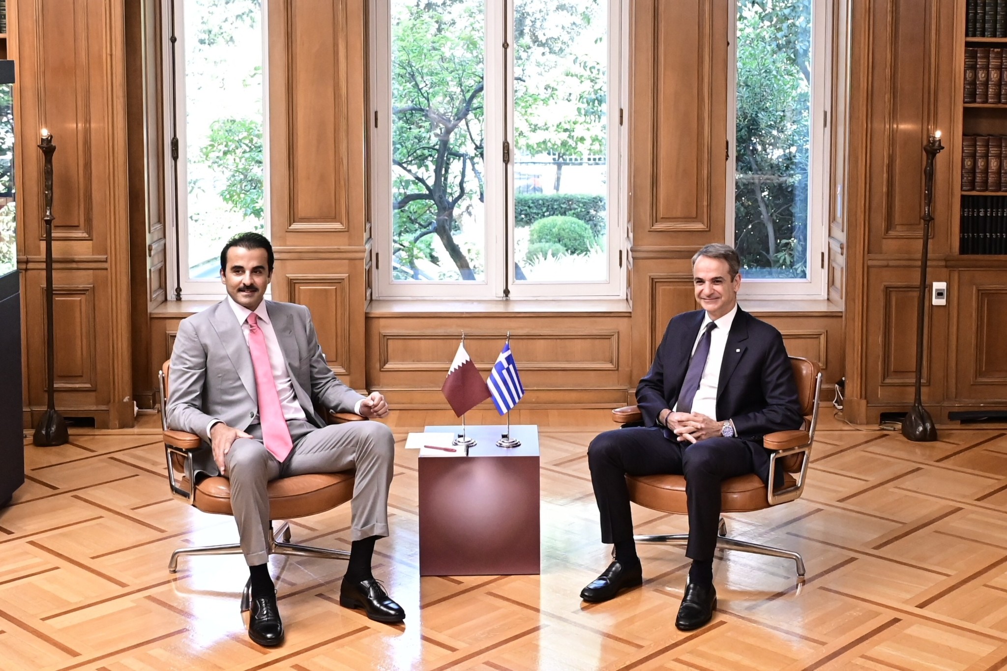 Μητσοτάκης – Εμίρης Κατάρ: Σήμα Αλ Θανί για νέες επενδύσεις – Έπαινοι για οικονομία και ελληνική στήριξη στις χώρες του Κόλπου (pics+vid)