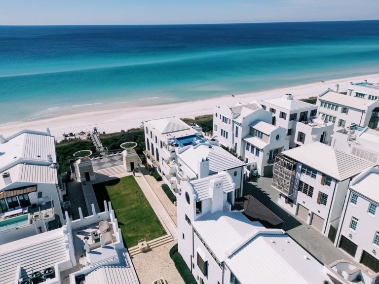 Η παραθαλάσσια πόλη που θυμίζει Σαντορίνη αλλά δεν βρίσκεται στην Ελλάδα