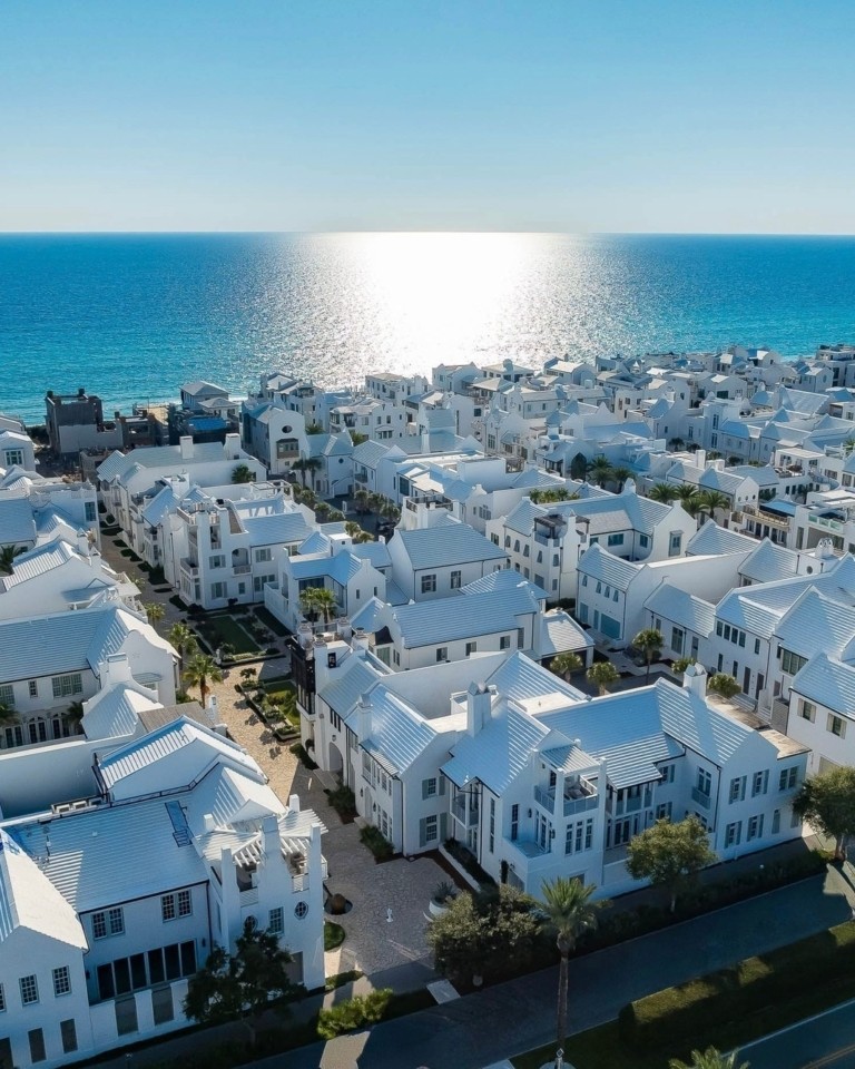 Η παραθαλάσσια πόλη που θυμίζει Σαντορίνη αλλά δεν βρίσκεται στην Ελλάδα