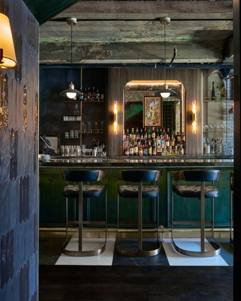 Eστιατόρια απαγορεύουν τη χρήση κινητού τηλεφώνου