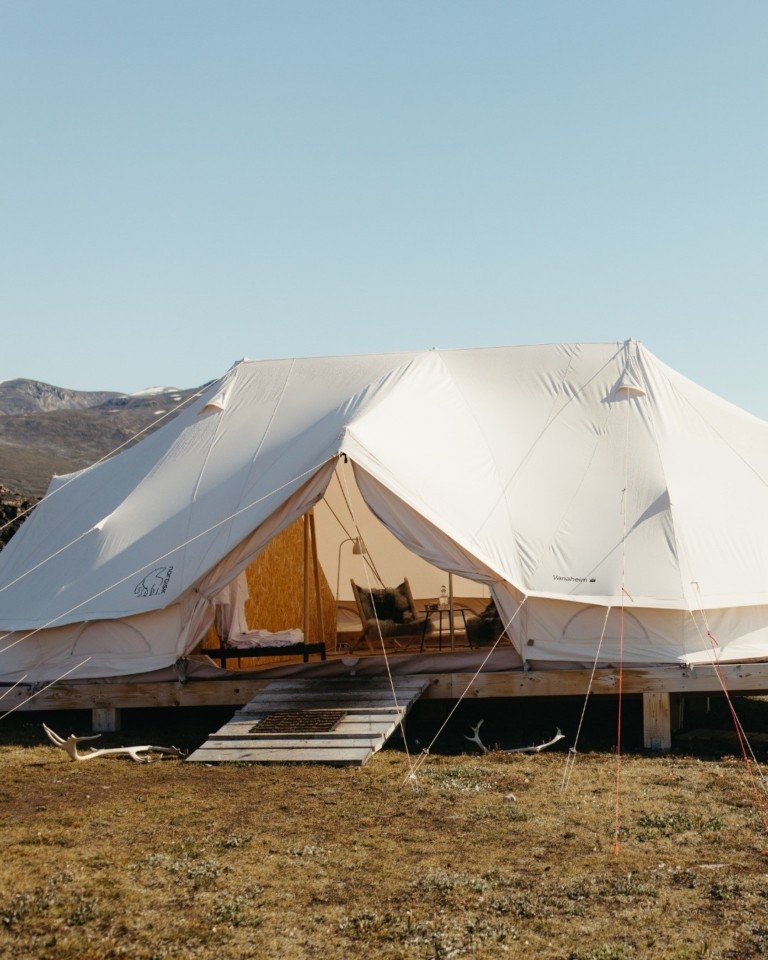 Ταξίδι ζωής στη Γροιλανδία: Σκηνές με θέα στα παγόβουνα
