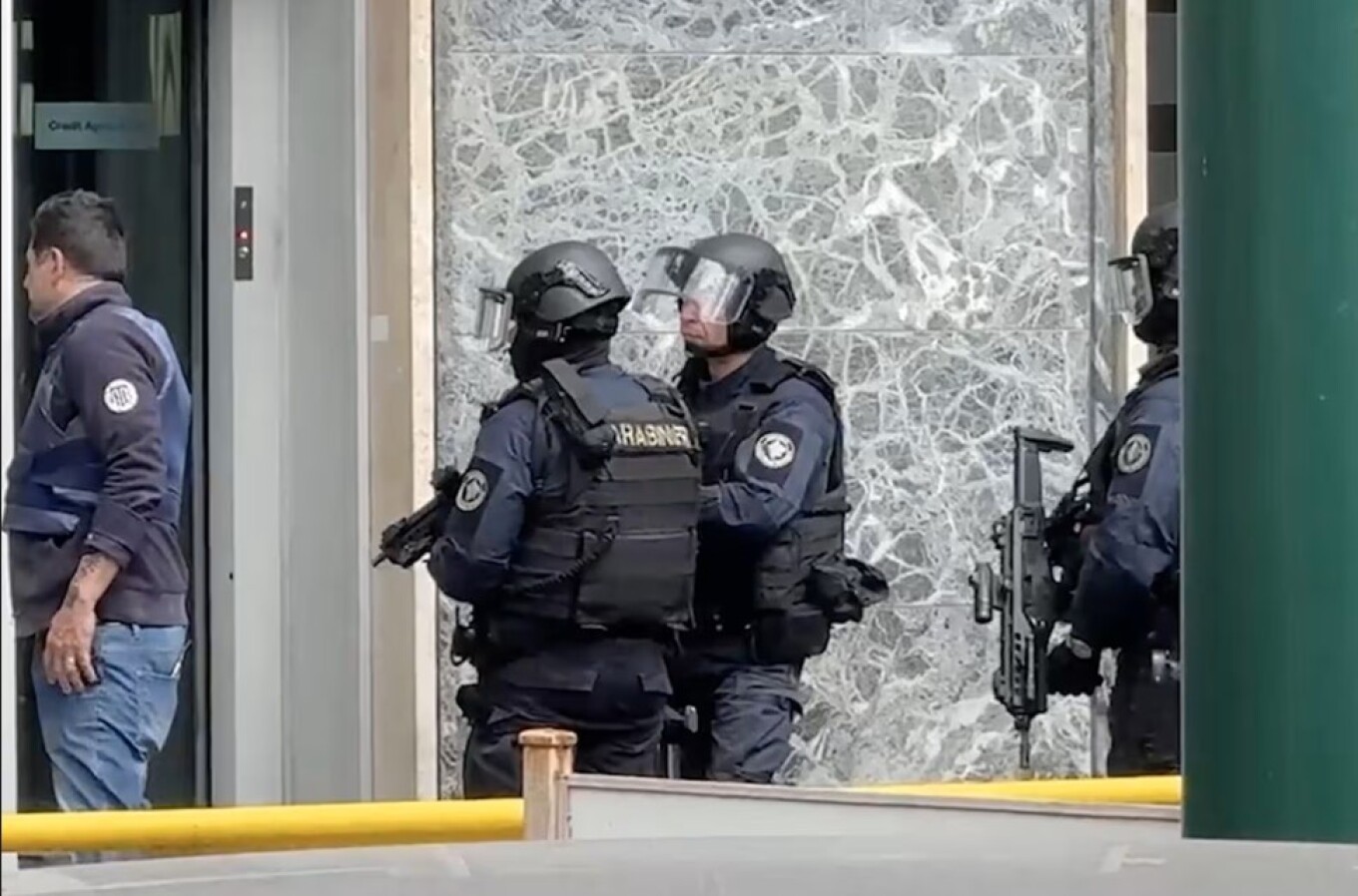 Ληστεία σε υποκατάστημα της Crédit Agricole στη Νάπολη: Οι δράστες φορούσαν μάσκες γνωστών ηθοποιών, έφυγαν από τούνελ (tweet)