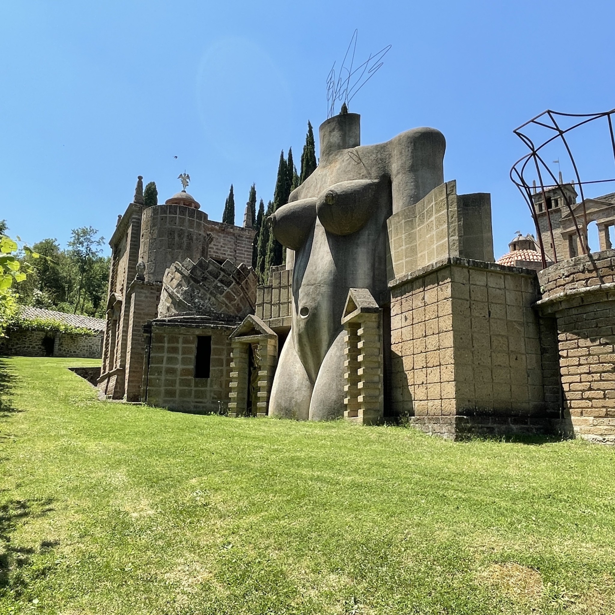 Τέχνη στη μέση του πουθενά: Πύλες στην έρημο, καθρέφτες στην παλίρροια