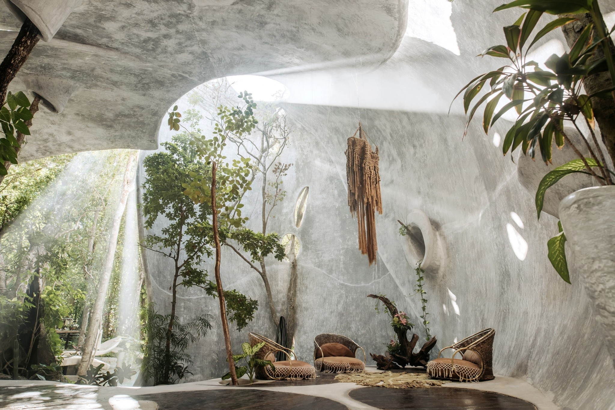 Τέχνη στη μέση του πουθενά: Πύλες στην έρημο, καθρέφτες στην παλίρροια