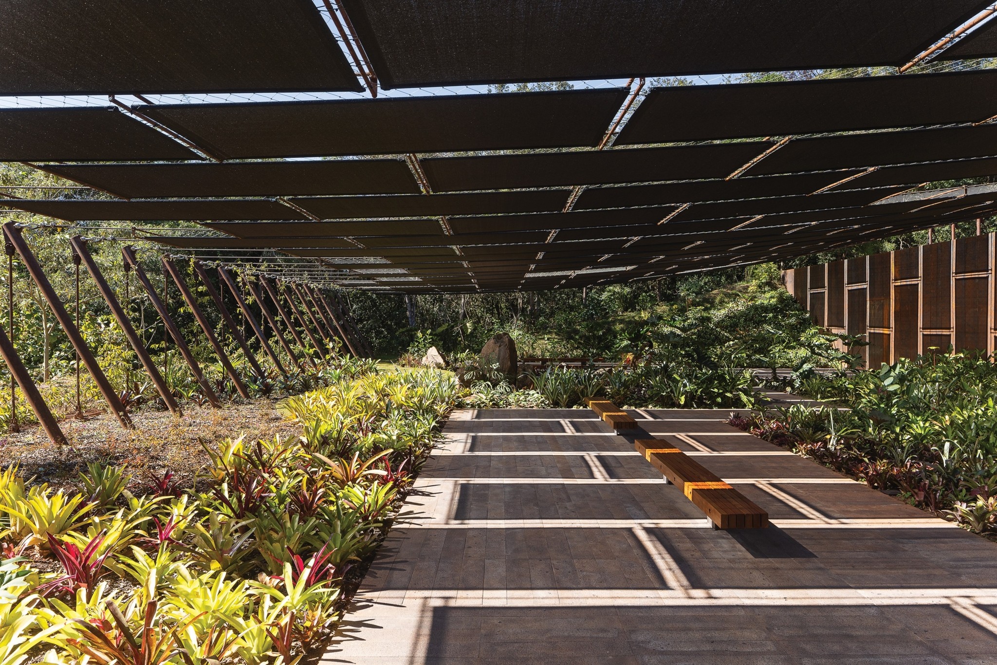 Τέχνη στη μέση του πουθενά: Πύλες στην έρημο, καθρέφτες στην παλίρροια