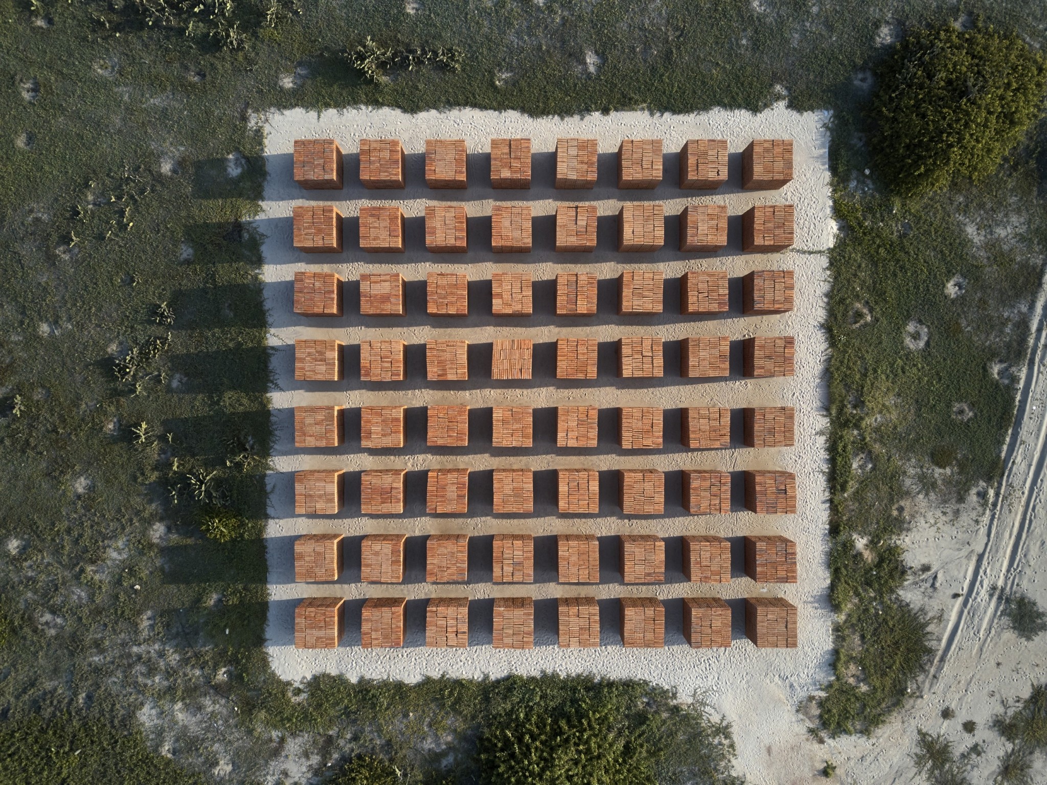 Τέχνη στη μέση του πουθενά: Πύλες στην έρημο, καθρέφτες στην παλίρροια