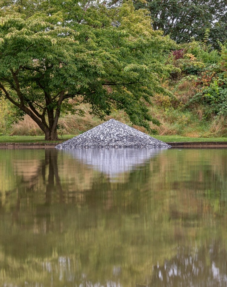 Τέχνη στη μέση του πουθενά: Πύλες στην έρημο, καθρέφτες στην παλίρροια