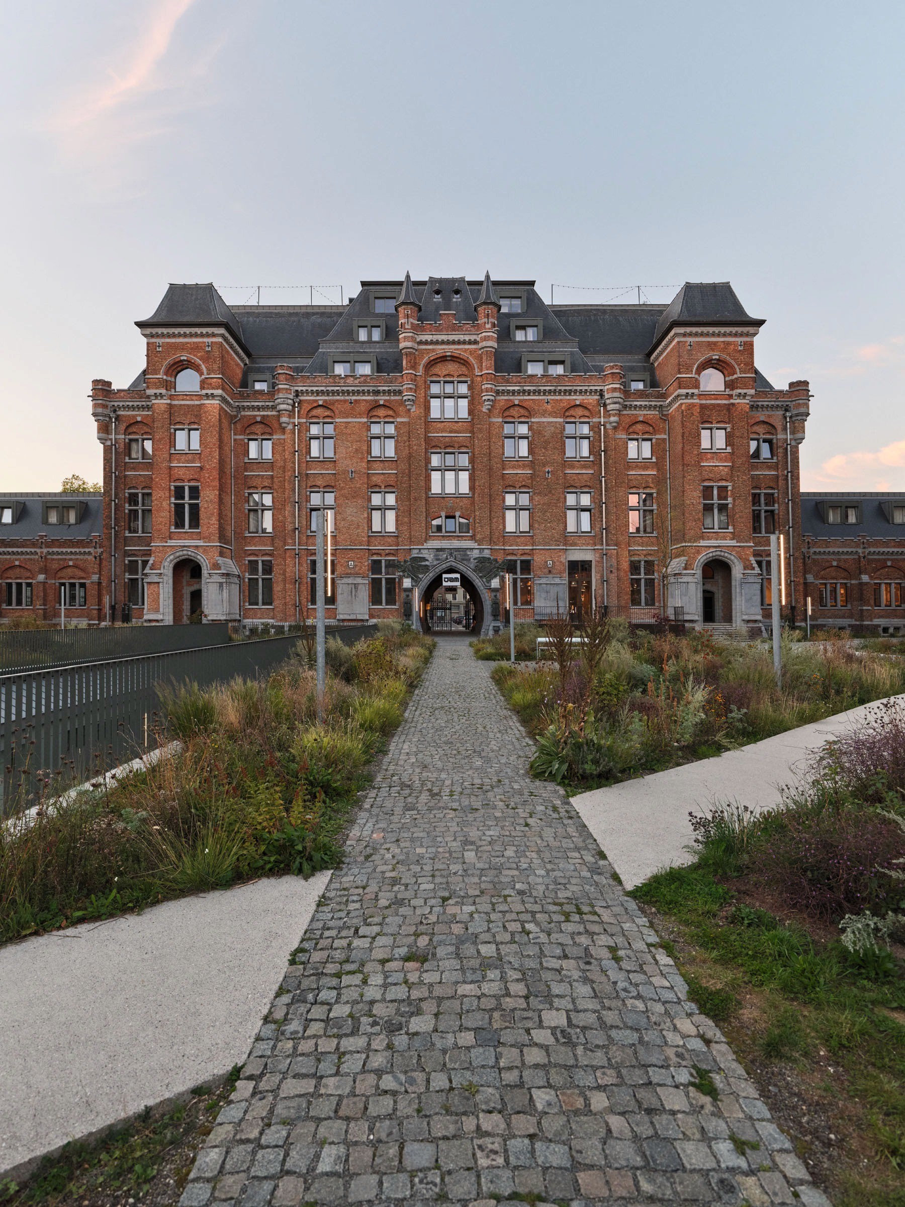 Ο φούρνος έγινε γκαλερί, ο στρατώνας ξενοδοχείο και η εκκλησία κολυμβητήριο