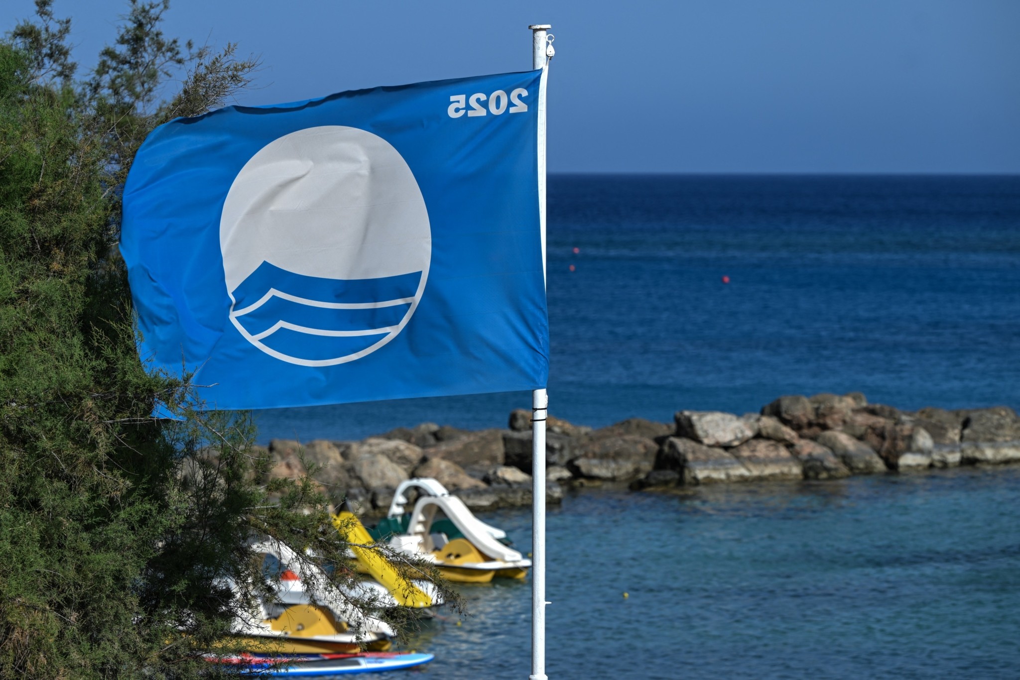 Η πραγματική ιστορία πίσω από τις Γαλάζιες Σημαίες στις παραλίες