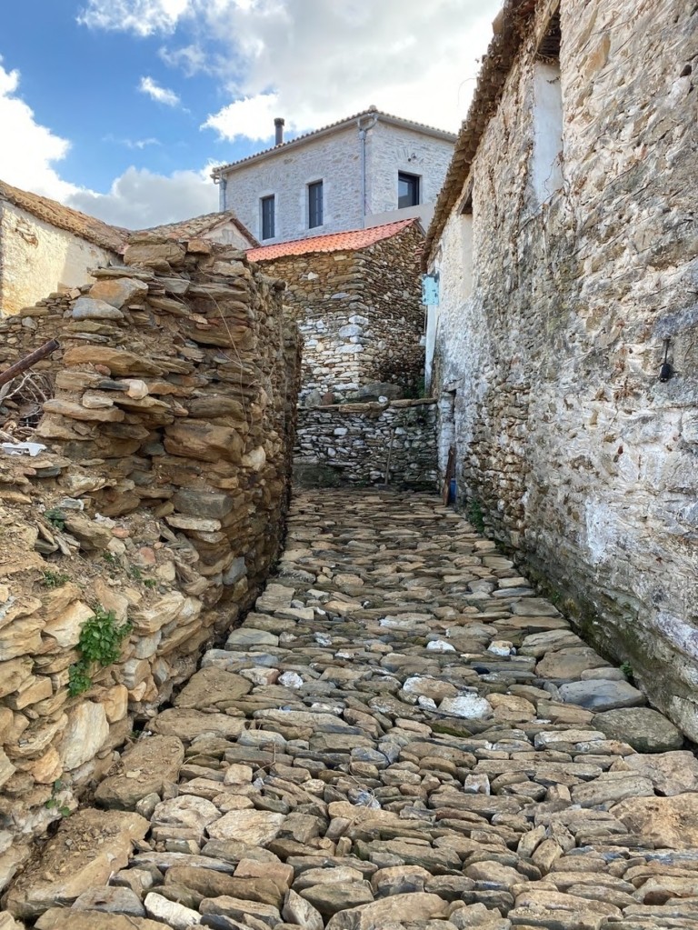 Δύο έργα σε Μάνη και Κάρπαθο αποθεώνουν την τέχνη του ντόπιου μάστορα