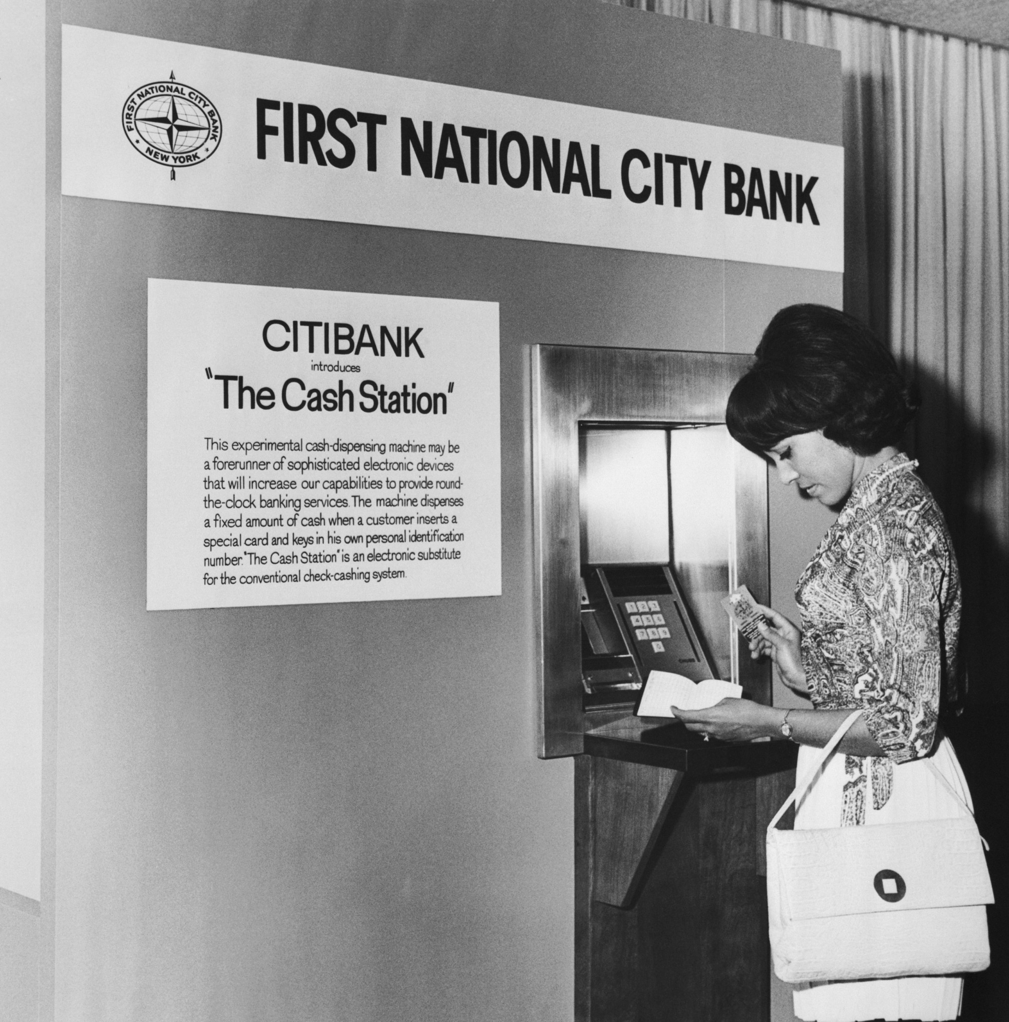Η ιστορία των ATM: Τα μηχανήματα που έβαλαν τέλος στους ταμίες