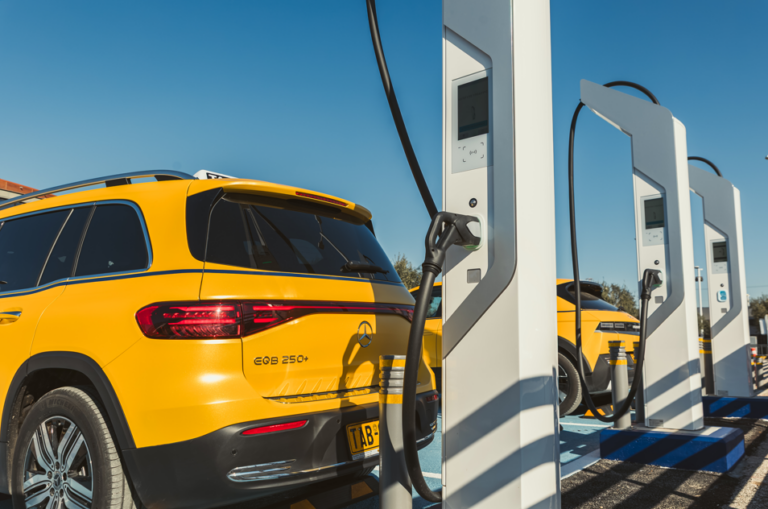 ZAP Taxi Club: Η SirecEnergy αλλάζει τα δεδομένα της ηλεκτροκίνησης για τα ταξί της Αθήνας