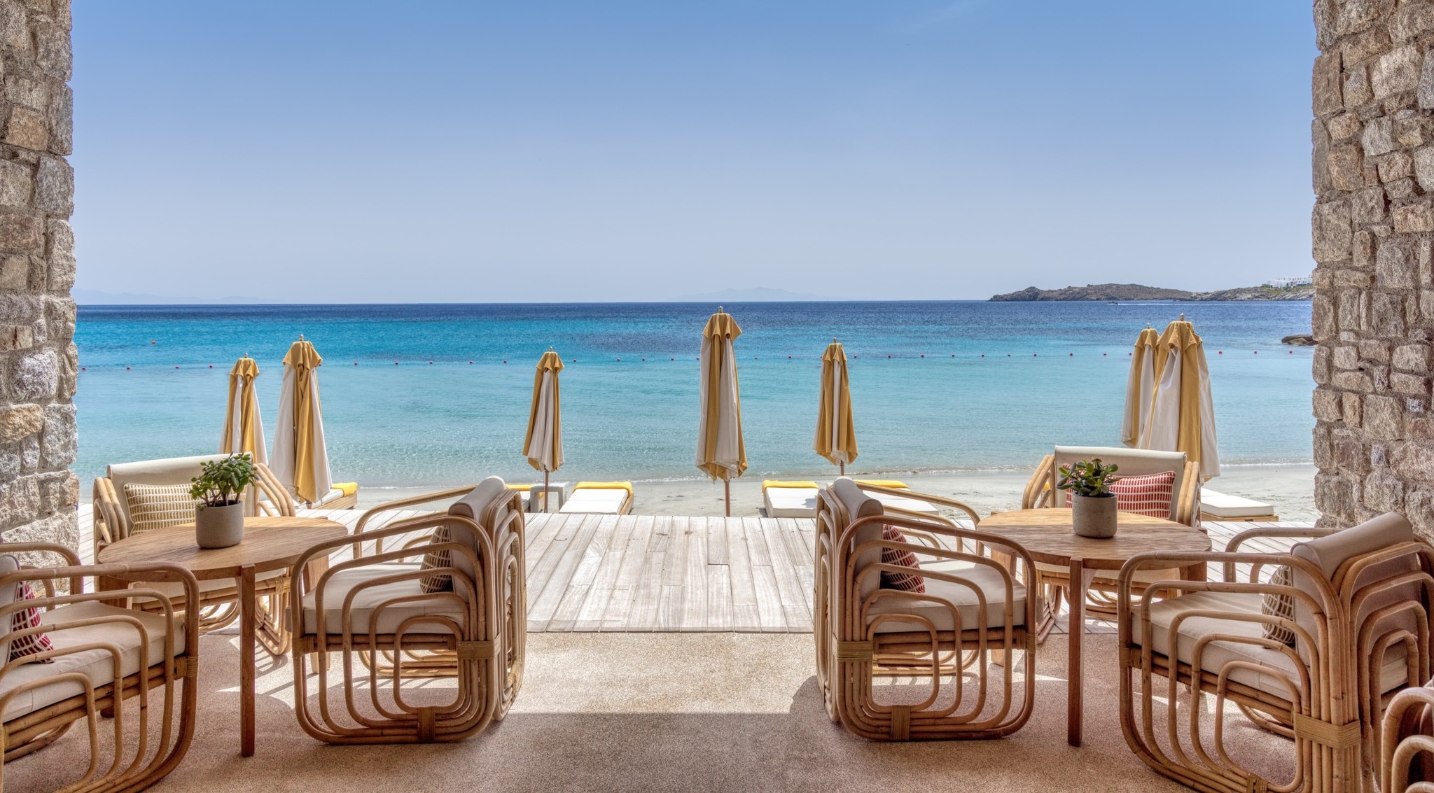 Santa Marina Mykonos: 40 χρόνια ιστορίας και η exclusive συνεργασία με τον Paul Wesley