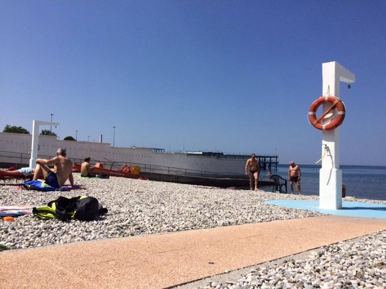H μοναδική παραλία στην Ευρώπη που χωρίζει άνδρες και γυναίκες με έναν τοίχο