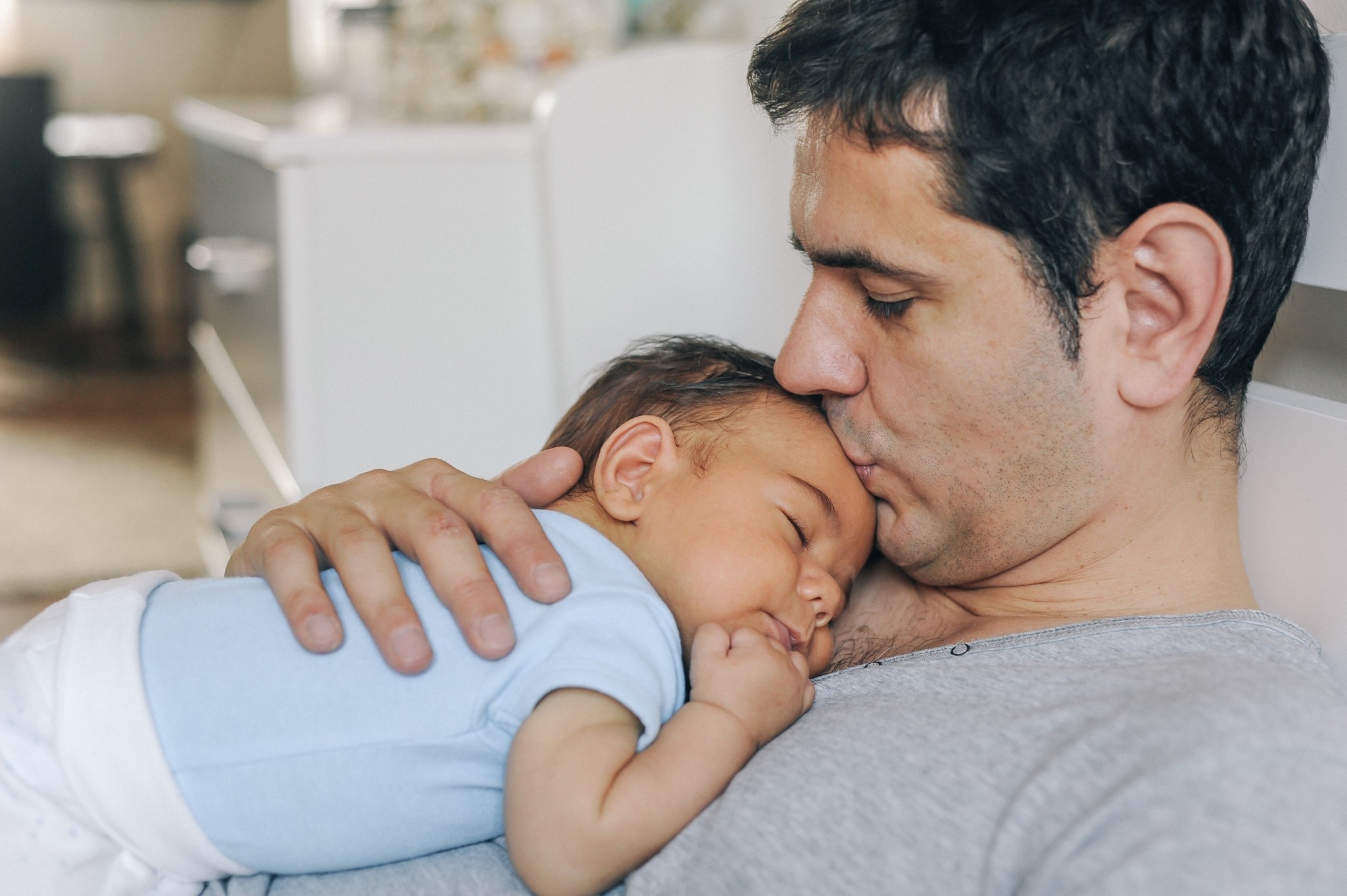 Οι πατεράδες “σπάνε” δώδεκα μήνες μετά τη γέννηση του παιδιού τους, αλλά κανένας δεν τους κοιτάζει